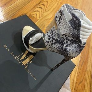 Mia Limited Edition Rocco Snake Grey high heels